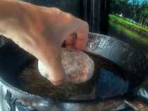 кладём котлеты в разогретое масло