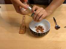 солим, перчим и добавляем специи.