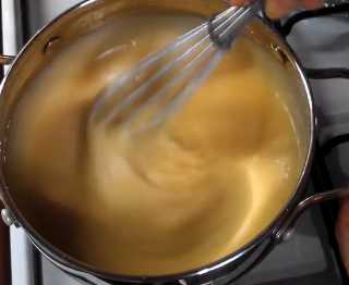 Все ингредиенты перемешали, отправляем крем варится. Для этого кастрюлю ставим на очень маленький огонь и при постоянном перемешивании варим крем. 