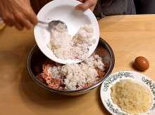 к фаршу добавляем: рис и остывший лук.