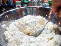 перемешиваем муку и творог