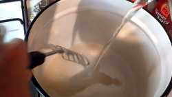 заливаем сахар 1,5 литрами кипятка