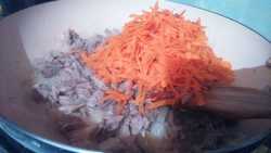 обжариваем морковь для гречневого супа