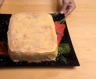 Смазываем остывшим кремом, примерно по 2 ст. ложки крема на каждый корж.