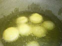 жарим колобки в масле для баурсаков