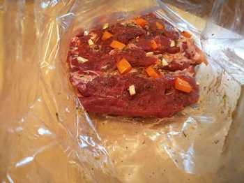 смазываем обратную сторону мяса горчицей прямо в пакете