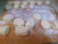 формируем лепёшки для баурсаков