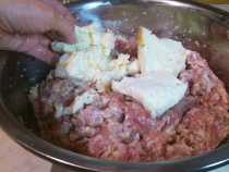 крошим хлеб на фарш