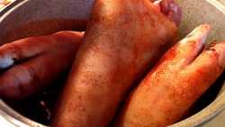 закладываем рульку в кастрюлю