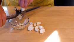 выдавливаем чеснок в миску