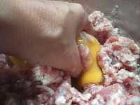 смешиваем яйцо и фарш