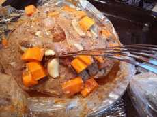 счищаем чеснок и морковь с буженины