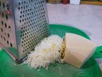 натераем сыр для  запечённой рыбы с овощами и сыром