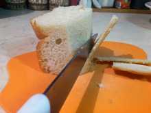 срезаем корку с хлеба