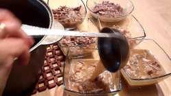 разливаем бульон по мискам