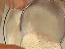 просеиваем муку в миску