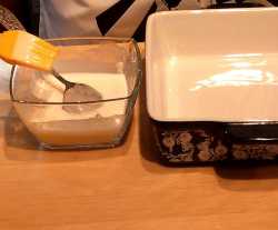 смазываем маслом форму