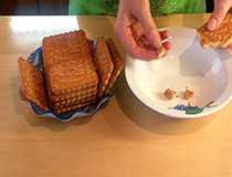 крошим печенье