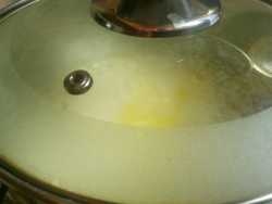 настаиваем молочную рисовую кашу до готовности