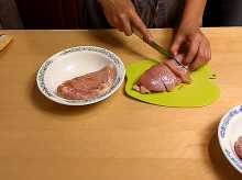 филе курицы нарезаем на кусочки