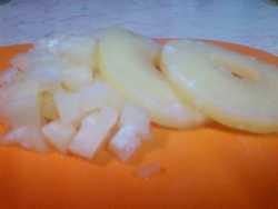 нарезанный ананас для салата 