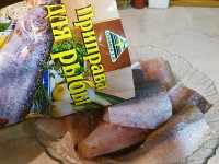 посыпаем рыбу приправой