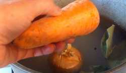 морковь хорошо промываем водой и срезаем кончики