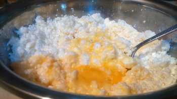 растираем яйца с творогом