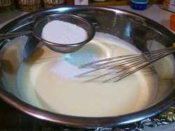 добавляем муку для кексов на сметане