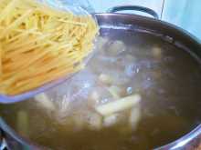 добавляем спагетти для картофельного супа со спагетти