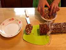 обмакиваем липкий срез в печенье