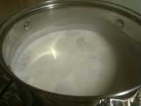 в молоко засыпана пшеничная крупа