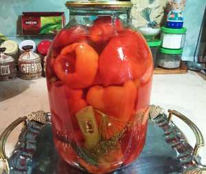 банка с маринованным перцем