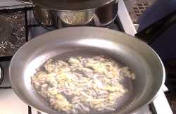 На сковороду добавляем жир или подсолнечное масло, и ждем пока оно разогреется. Затем выкладываем лук, его нужно слегка поджарить