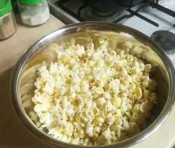 попкорн посыпали солью