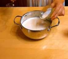 Добавляем соль и сахар.