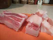 нарезаем сало на куски для фаршированного перца