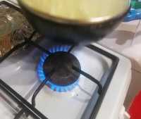 Жарить попкорн желательно на самой большой конфорке и при самом сильном огне.