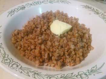 добавляем сливочное масло в гречку
