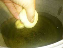 закладываем колобки в казан друг на друга для баурсаков