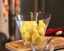 очищаем картофель от кожуры