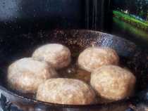 сковорода с котлетами