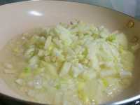 жарим лук для каши гречневой с куриной грудкой