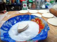 обмакиваем четвертинку в сахар