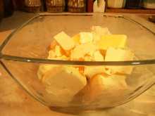 измельчаем маргарин в стеклянной миске