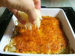 добавляем сыр на рыбу