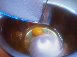 закладываем яйцо в миску