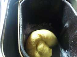 формируется колобок для сахарного пирога