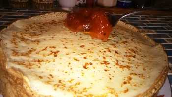 кладём на блин варенье