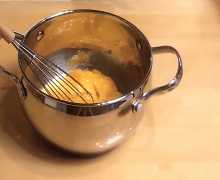 Добавляем яичные желтки и перемешиваем до появления легкой пенки.